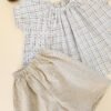 Blouse volantée 100 cm bnche à carreaux grise noire et beige et le bermuda beige