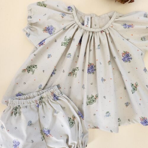 Blouse volantée motif floral gégé gris et bleu 80 cm