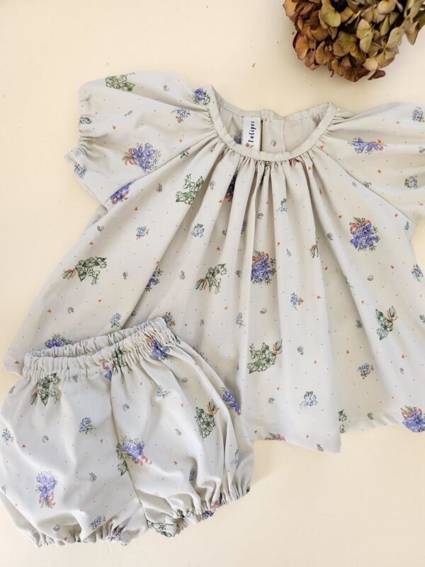 blouse_volantee_calin_tout_doux_upcyclé_80 Blouse volantée motif floral gégé gris et bleu 80 cm
