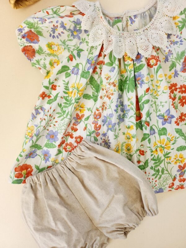 blouse_upcycle_motif_floral_et_dentelle Blouse volanté upcyclé et sa broderie au col