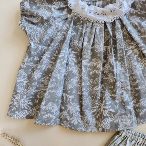 blouse fille motif jungle upcyclé dentelle au col en 110 cm soit du 4-5 ans Maison Tulipes