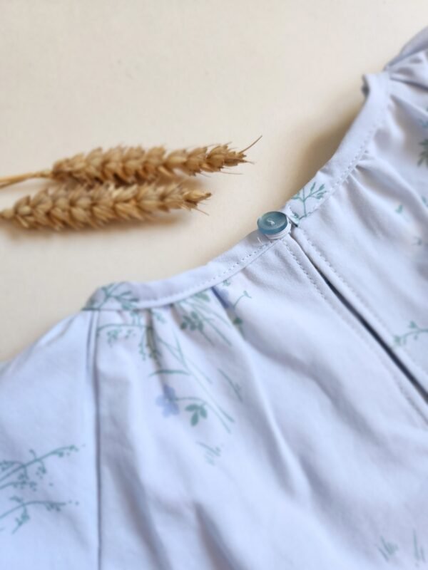 Blouse filles bleu et blanc motif fleurs Blouse filles bleu et blanc motif fleurs