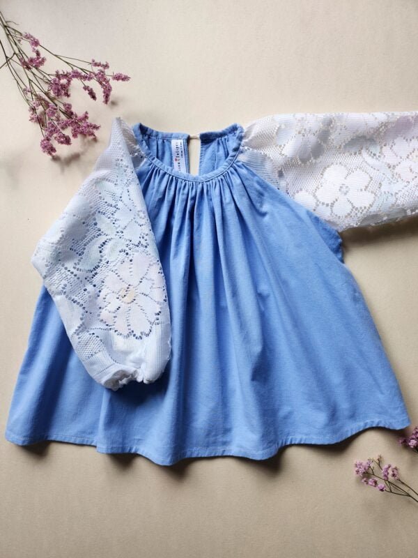 Blouse fille coton bleu ciel et dentelle seconde main