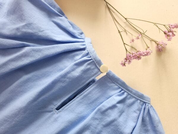 blouse-bleu-maison-tulipes-vue-de-dos-seconde-main Blouse mixte bleu ciel